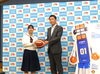 株式会社平成物産代表伊藤さん（右）と北浦中代表「行方市立小中学校へ！　バスケットボール贈呈式が開催されました。」