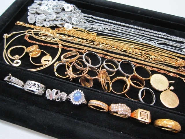 「指輪、ネックレスなどの貴金属、ダイヤやルビー、エメラルドなどの色石のお買取りなら、おたからやJR伊丹店まで！」