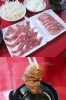 上）吟味した肉を提供します
下）研究を重ねた秘伝のタレ「ジンギスカンれい」