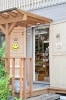 店舗の入り口では、スマイルマークがお出迎え！「DAGASHISHOP Smile」