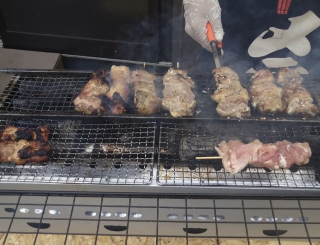 目の前で焼き鳥「本日も大盛況でした‼️」