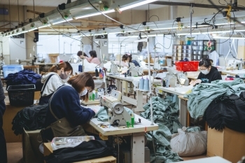 スタッフは女性が中心。縫製未経験の方も入社を歓迎「学生服リユースshop さくらや薩摩川内店」