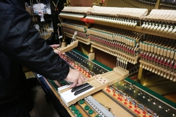 写真はピアノの内部。鍵盤を一つ一つ磨いて、音を調えます。「昭和堂楽器 ヤマハ音楽教室」