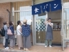 毎朝のれん上げをし、お客様にご挨拶しております「一本堂 千歳勇舞店」