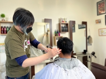 明るくて清潔感のある店内です。「HAIR＆HAPPY じぶんいろ」