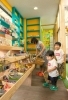 小さい子どもでも買いやすいように棚を低くする工夫をしています「DAGASHISHOP Smile」