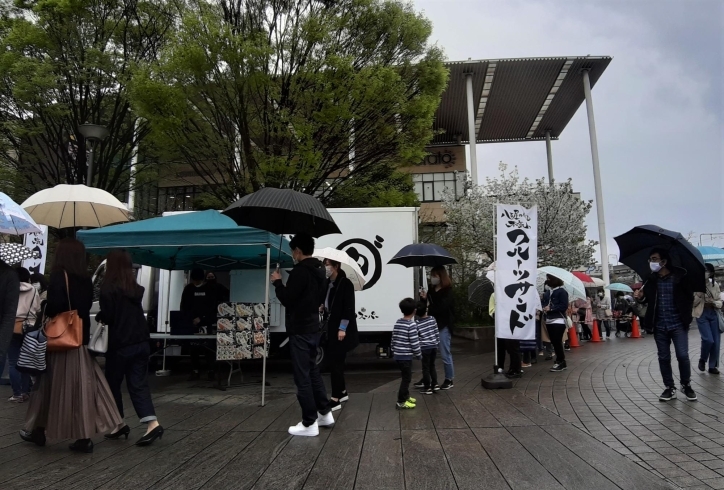 行列の様子「東海市で人気イベントが雨の中開催されました！　アニメ・アイドル・カラフルフード　東海市盛り上がれ！」