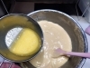 バターと牛乳を加え香りよく「ふんわり♪バター香るスポンジケーキを焼きました」