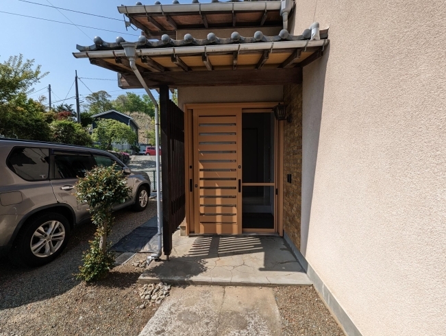 玄関は引き戸タイプで網戸もついています。「小山町中島の中古住宅の写真を公開しました。」