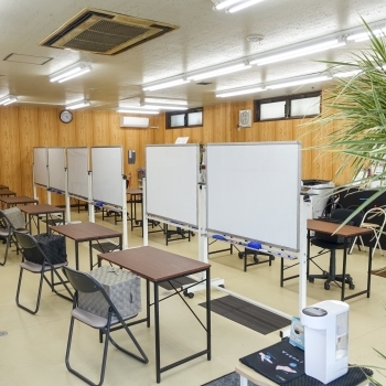 1階の個別授業スペース。講師が目の前にいるので集中できます。「KONOSU UCHIDA塾」