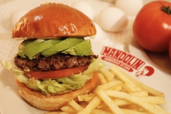 女性に人気のアボカドバーガー
ポテトはサラダにも変更できます「Mandolin Hamburger Kitchen」
