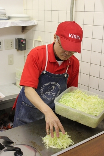 産地から直送したキャベツが決め手「広島焼き やきべえ」