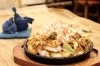 あつあつの鉄板にのった焼きそば。みんなで楽しめます。「居酒家 いんぐりちんぐり」