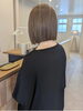 落ち着いた空間で艶やかな大人スタイル「ミルクティーベージュでつくる、ぱつっとボブスタイル🥯」