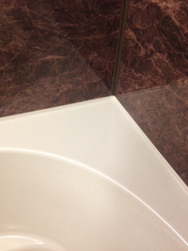 浴槽の縁も塩素の跡が残りません。「浄水機能付きシャワーヘッドを使った感想」