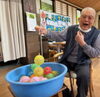 縁日気分でヨーヨー釣りを楽しむ「デイサービスあいりす祭りで初夏のレクリエーションを楽しみました」