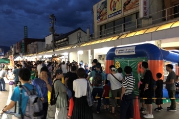 サマーフェスティバルの上町一番街エリアの様子。「電化の越中屋」