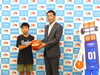 株式会社平成物産代表伊藤さん（右）と麻生小代表「行方市立小中学校へ！　バスケットボール贈呈式が開催されました。」
