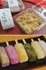 上：黒糖わらび餅
下：桃や栗こしあんなど種類豊富なくずアイス　「紫香庵」