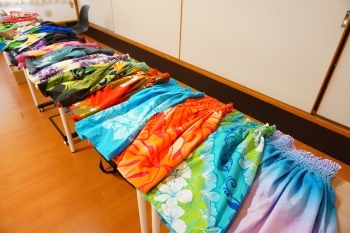 カラフルで、動きに合わせて優しく揺れるスカート「那珂川市フラダンス教室 レイ マカナアロハ」