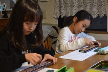 小学校低学年の子も、集中して学んでいます「田中珠算教室」