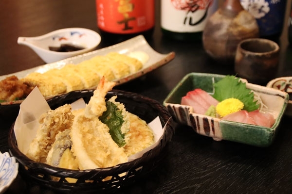 「天ぷら海鮮 岩八 Iwahachi」素材の旨みを衣の中にぎゅっと凝縮したさくさくの天ぷらをどうぞ