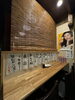 入り口すぐのカウンター。ポスター眺めながらいかが？「刺身自慢の店☝️美味いよ〜」