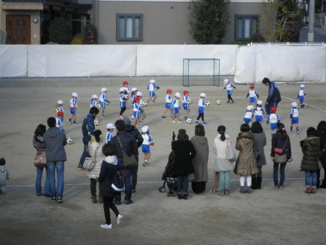 「広い園庭で総勢84名のサッカースクールが始まりました。」