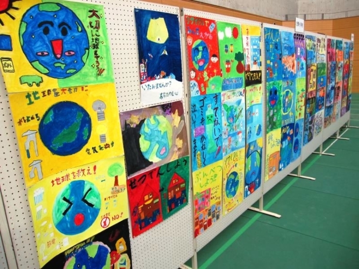 環境をテーマにした子どもたちの環境絵画が展示されています。