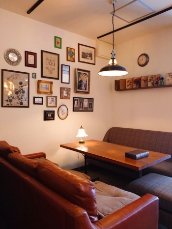 カフェのような店内は、アンティークを基調とした落ち着く雰囲気「カジュアルフレンチ Lacisa」