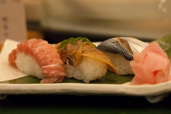 「寿司・和食 鮨源」旬の一品料理と旨い寿司をお気軽に。通いたくなる町の寿司屋