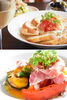 上：海老とアボカドのタルタル／下：野菜のグリル生ハム温玉のせ「食珈茶菓酒（しょくこうちゃかしゅ） すわん」
