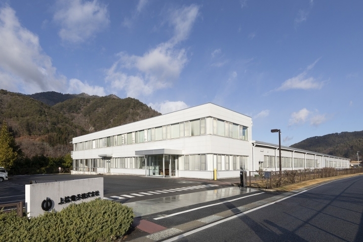 「上松電子株式会社」上松電子は小島プレス工業を母体とするグループ会社の一つです。