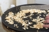 生のアーモンドスライスを鉄板で焼いています「Crepe＆Galette Cafe梛の森」