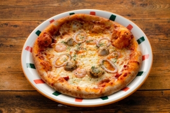 手作りのピザ生地。もちもちカリッとした食感、食べ応え抜群です「ザ・フィッシュ」