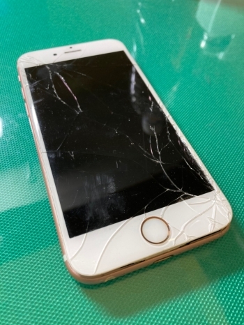 Before/画面割れ、油断しているとどんどん広がります！「iPhone即日修理＆ガラスコーティング iRecle アクロスモール春日店」