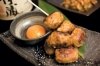 おはしでつかめる玉子を使用した月見つくね
６８２円「もつ鍋 岩本」