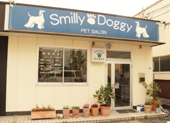 「Smilly Doggy」のロゴの青い看板が目印「Smilly Doggy（スマイリードギー）」