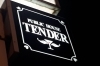 シックな看板ですが、スナックではないです。「PUBLICHOUSE TENDER」