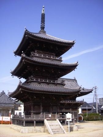 三重塔は寺内最古の建造物
