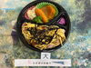 「本日の手作り弁当は、タレの旨み広がる「焼鳥丼」です！9時30分より販売いたします」