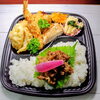 変わり商品　唐揚げ×2・揚げ餃子×2・エビフライ・チキン・焼き肉「8月1日のお弁当」