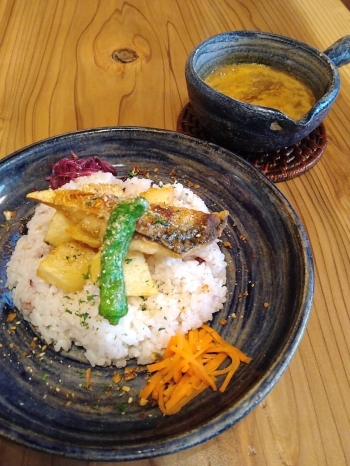 サバとじゃがいものゴマカレー　900円「カレー＆バル 向日葵」