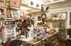 和洋織り交ぜた古い物たち　店内に所狭しと収集品が並んでおります「ANTIQUES DEN アンティーク デン」