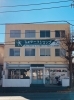 黄色の外観が目印！　建物右手の階段から2階におあがりください。「T＆Kテニスショップ＆カフェ」