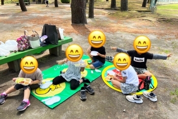 室内遊びだけでなく、お天気のいい日は公園に出かけます「児童クラブ SKY KIDS」