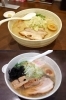 上：みそらーめん　下：塩らーめん「麺家まるたけ」