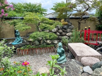 コンセプトは世界から見た日本　摩訶不思議なオブジェもたくさん「コウノトリの里の宿」