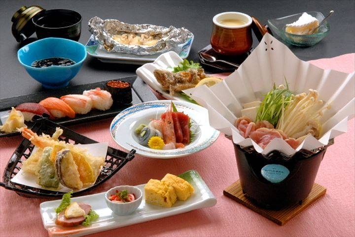 「寿司 やまべ料理 日本橋」生け簀から調理する新鮮な山女（やまべ）とホッキ貝料理が自慢