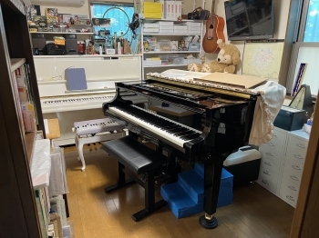 白い猫脚ピアノもある第1レッスン室「ベルミュージックスクール」